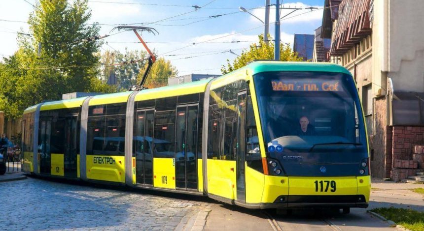 У Львові пасажири двічі запустили серце чоловіка, якому стало зле в трамваї (відео)