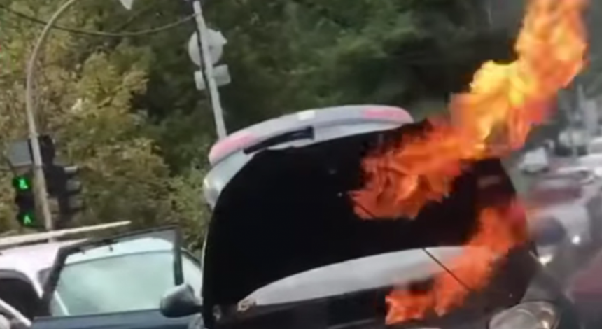 У Києві автомобіль спалахнув під час руху: моторошний інцидент показали на відео