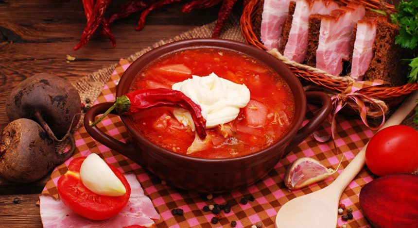 С черносливом, вишнями и галушками: 3 необычных рецепта борща