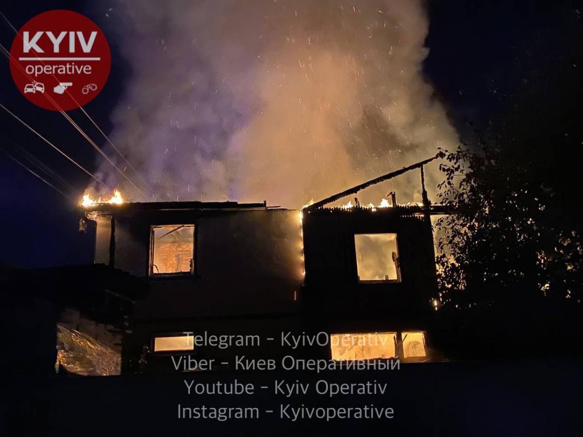 Спасти одного мужчину не успели / фото: Киев Оперативный Спасти одного мужчину не успели / фото: Киев Оперативный