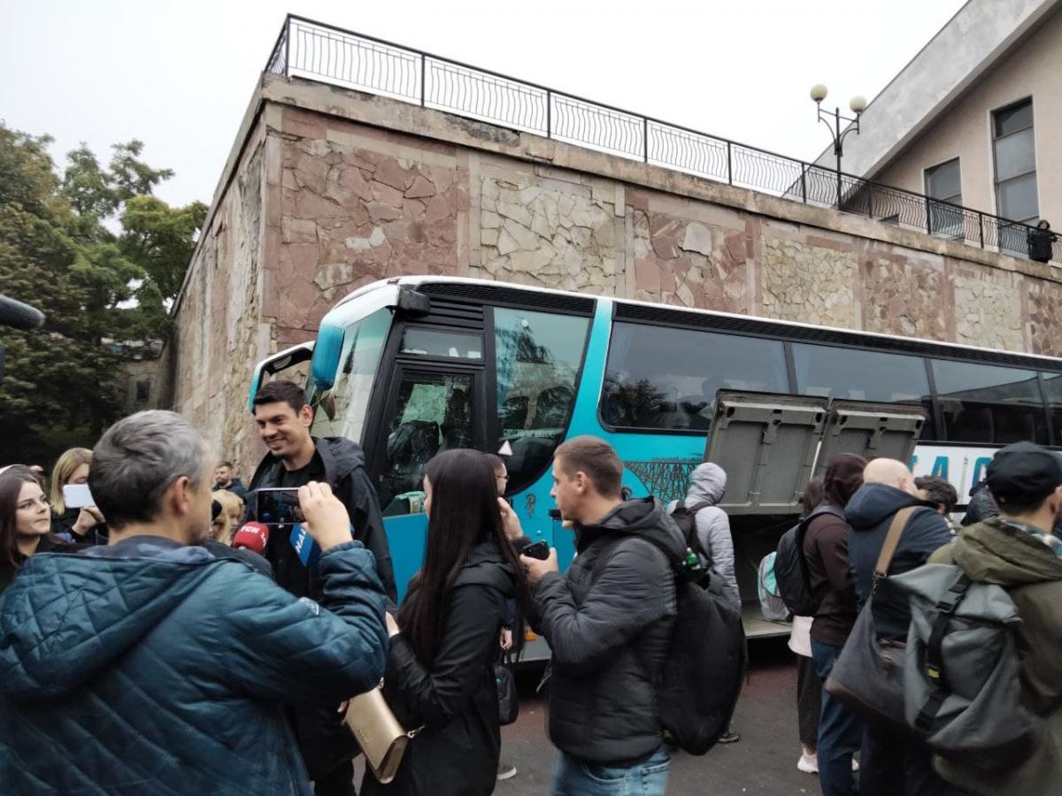 Депутаты уже начали прибывать утром в Трускавец / фото УНИАН, Таня Поляковская