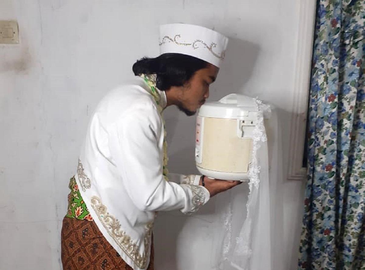 Житель Индонезии устроил свадьбу с рисоваркой / фото facebook.com/anam.distro