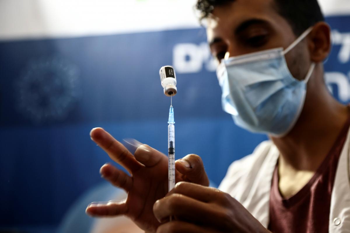 Паспорта вакцинации без третьей дозы вакцины потеряют силу / фото REUTERS
