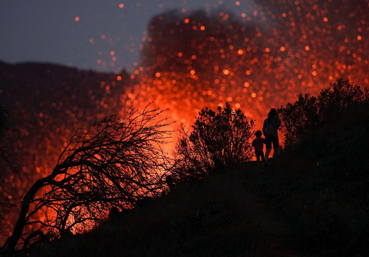 На Канарах продолжает извергаться вулкан / фото REUTERS