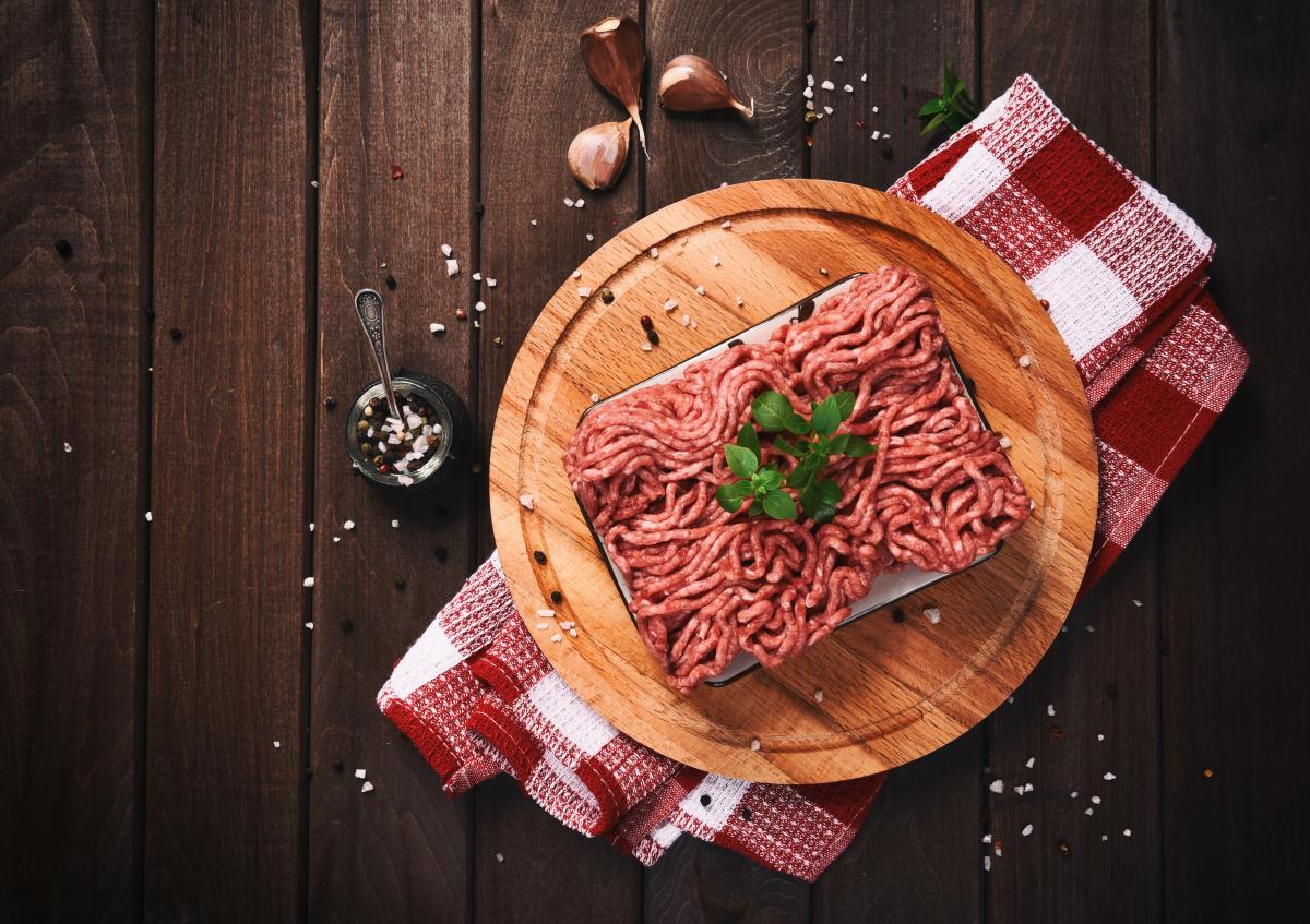 To prepare juicy minced meat, you should use broth / photo depositphotos.com