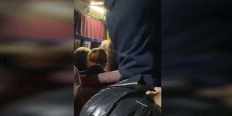 В Одесі пасажир помстився водієві маршрутки, який проїжджав зупинки, повідомили очевидці / Скріншот В Одесі пасажир помстився водієві маршрутки, який проїжджав зупинки, повідомили очевидці / Скріншот
