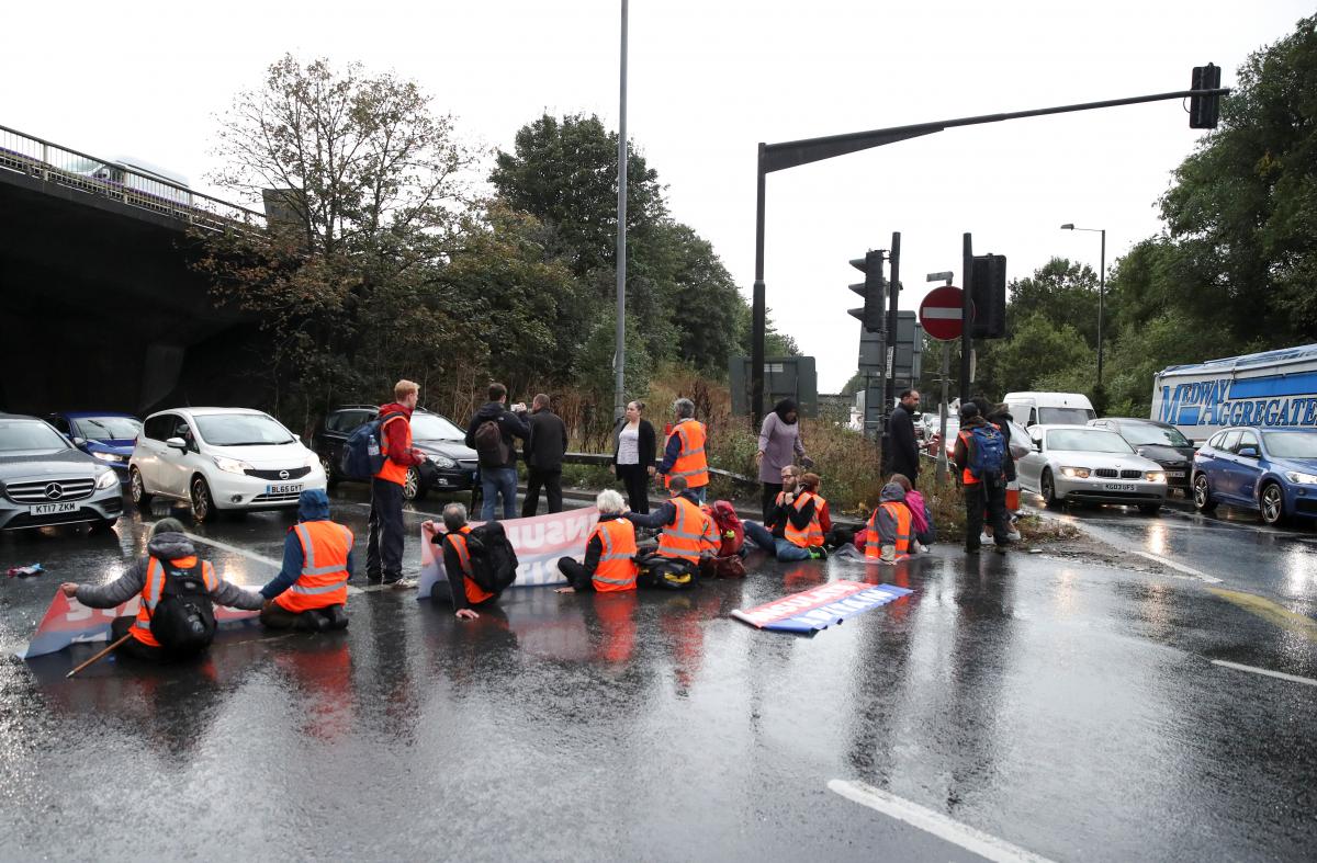 Активисты Insulate Britain неоднократно блокировали дороги / фото REUTERS Активисты Insulate Britain неоднократно блокировали дороги / фото REUTERS