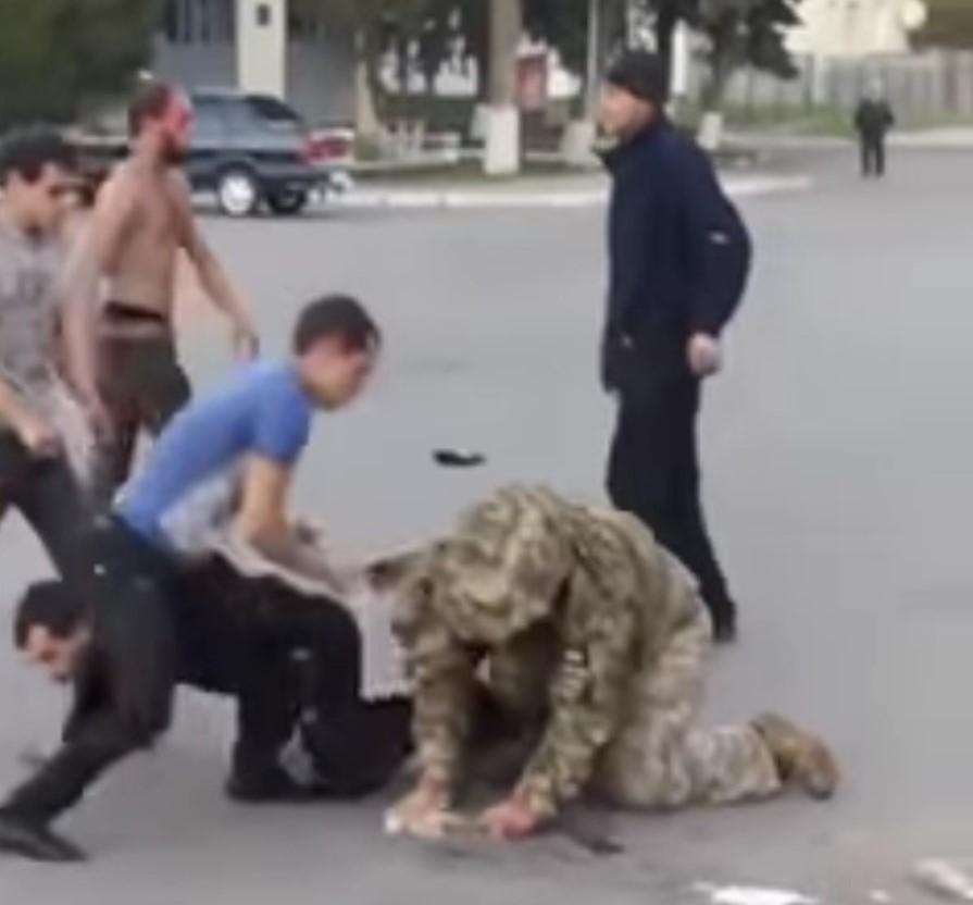 В Торчине группа пьяных мужчин избила участника АТО / скриншот В Торчине группа пьяных мужчин избила участника АТО / скриншот