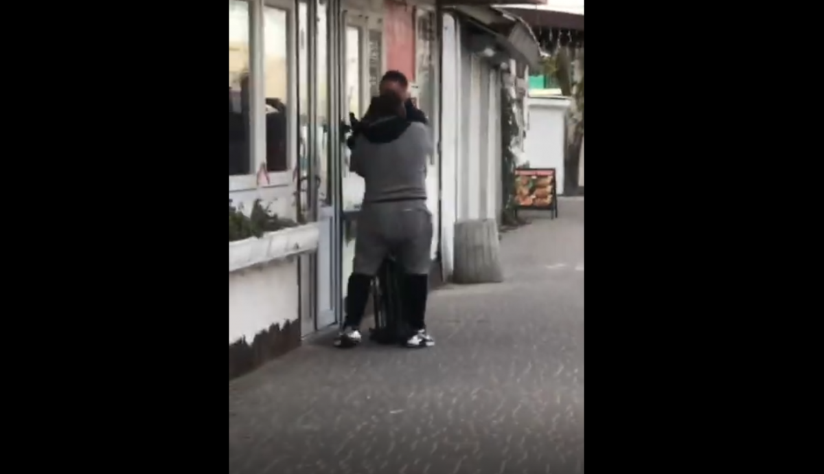 Факт нападения сняли на видео / скриншот Факт нападения сняли на видео / скриншот