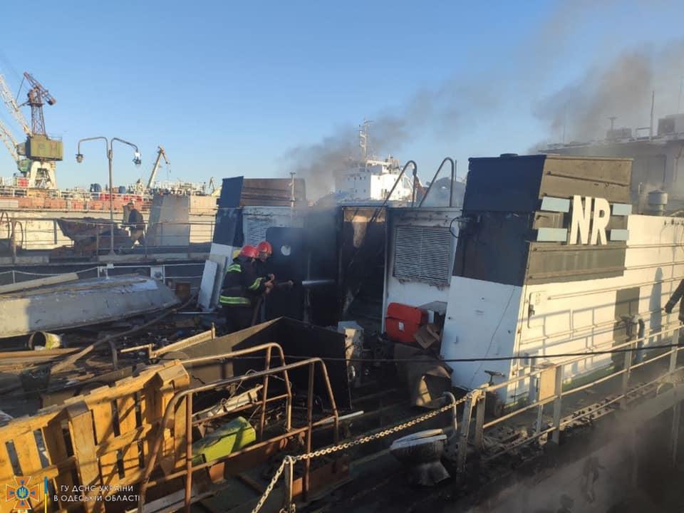 Под Одессой на судоремонтном заводе горел буксир / фото пресс-службе ГСЧС в Одесской области