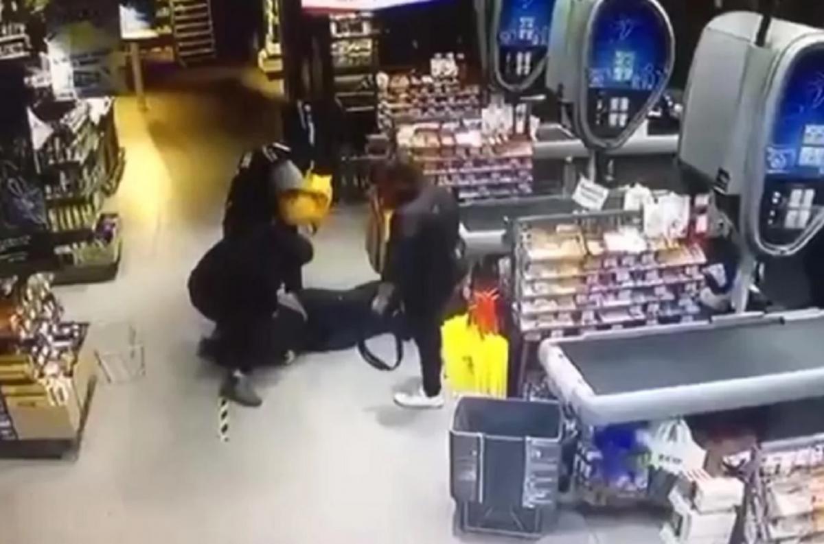 Хлопці побили поліцейського у супермаркеті  / Скріншот