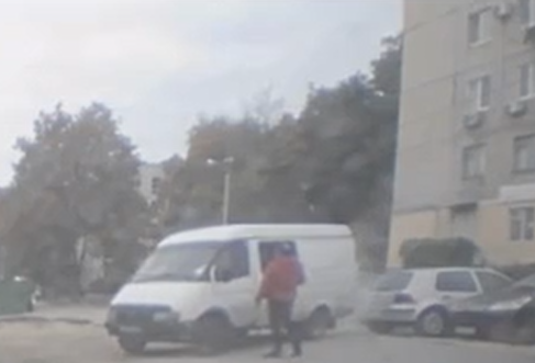 В Харькове мужчина "взял зарплату" микроавтобусом, наполненным картофелем / Скриншот