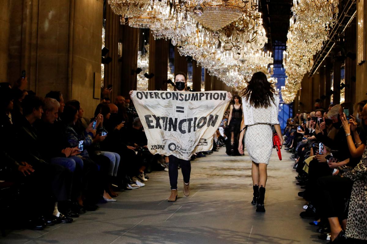 "Друзья Земли" устроили акцию протеста на Парижской неделе моды / фото REUTERS "Друзья Земли" устроили акцию протеста на Парижской неделе моды / фото REUTERS