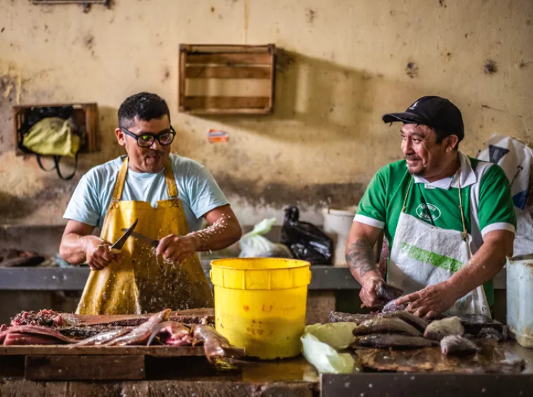 Владельцы киосков готовят улов на рынке в Веракрусе, Мексика / фото Nic Crilly-Hargrave