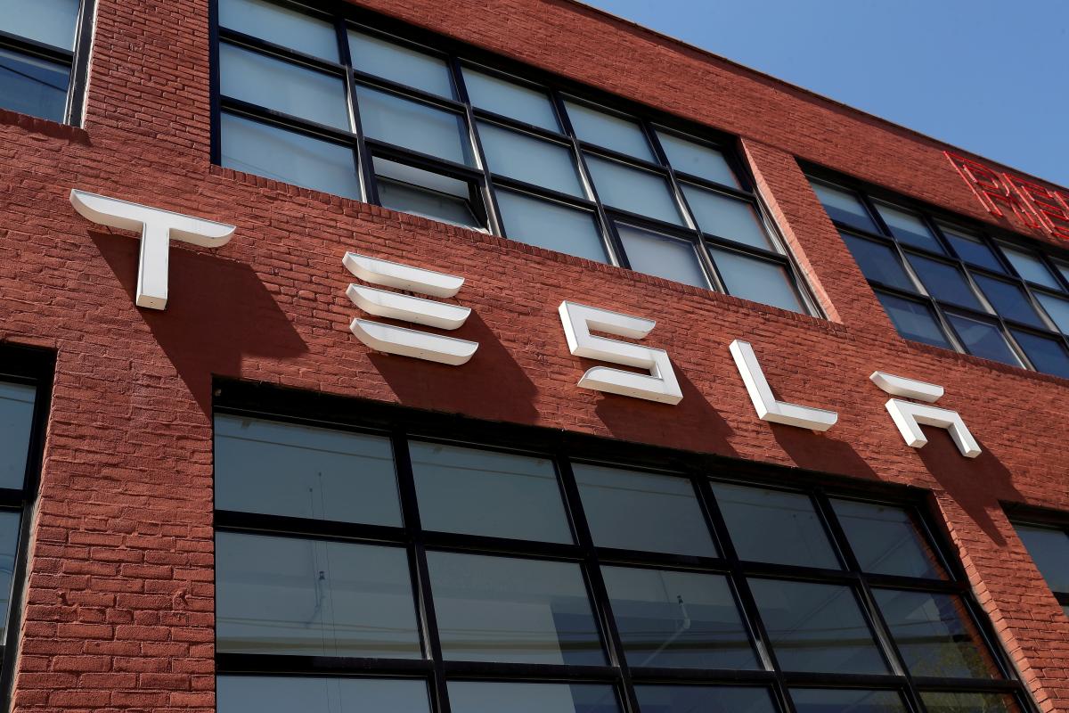 Из компании Tesla массово увольняют работников / фото REUTERS
