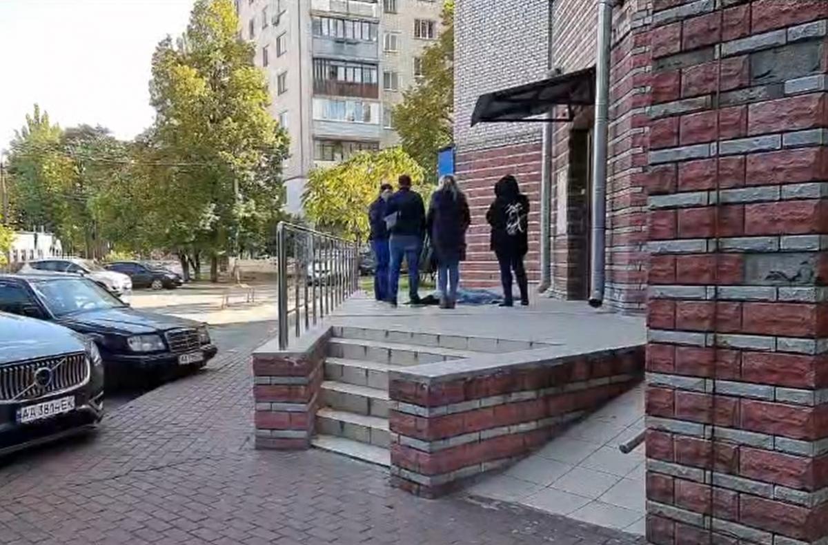 Тіло загиблої школярки довгий час лежало просто перед під'їздом / скріншот Тіло загиблої школярки довгий час лежало просто перед під'їздом / скріншот