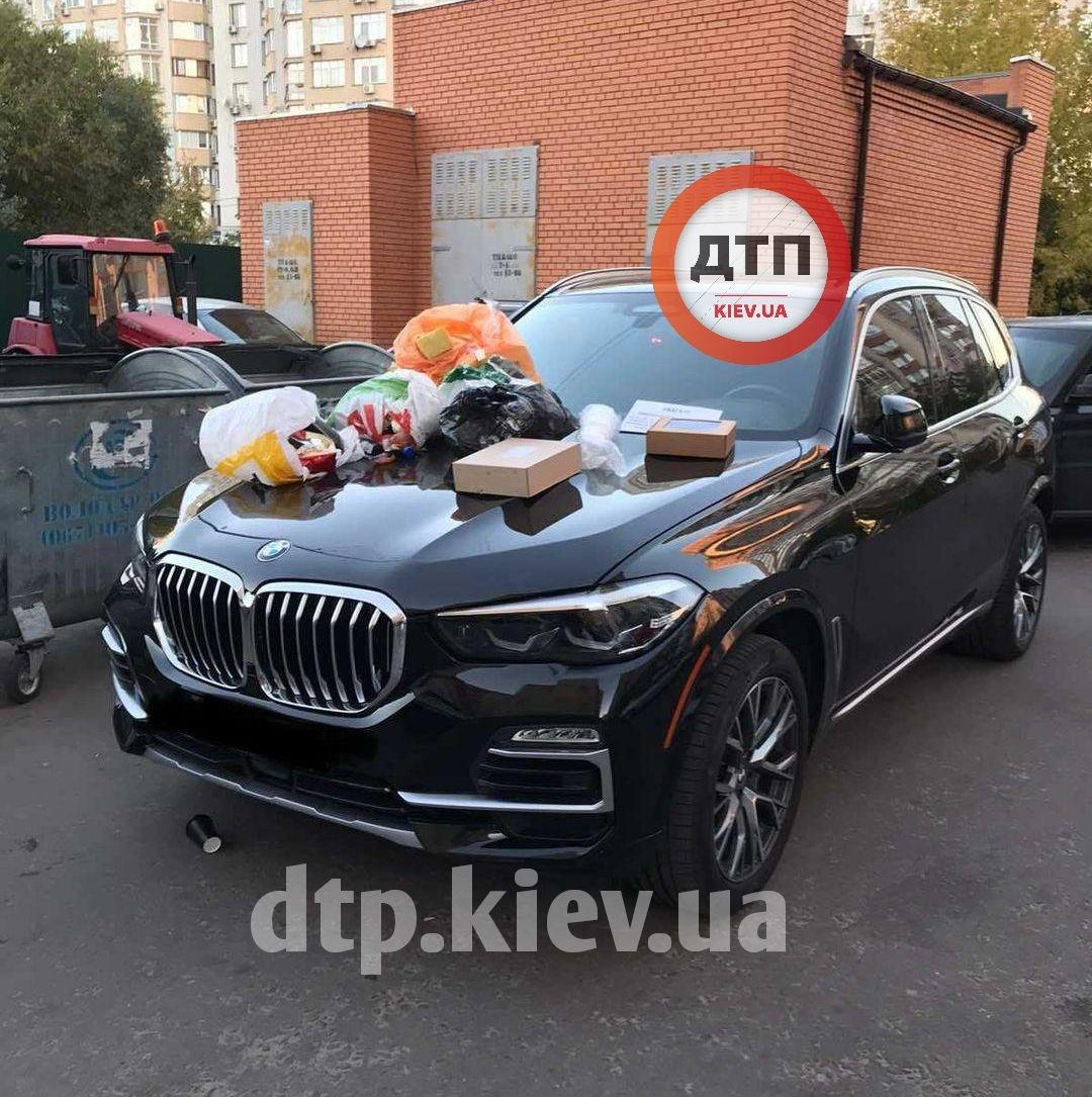Автомобиль нарушителя обложили мусором / фото: dtp.kiev.ua