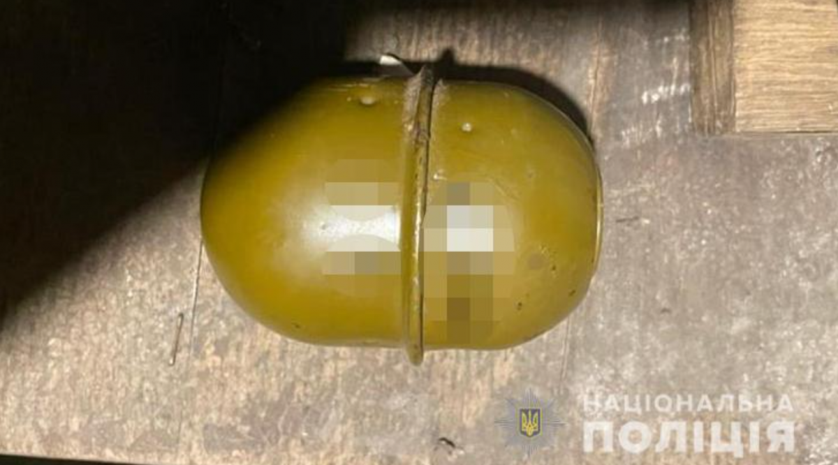 Чоловік сказав, що знайшов гранату в лісосмузі / фото Нацполіція Чоловік сказав, що знайшов гранату в лісосмузі / фото Нацполіція