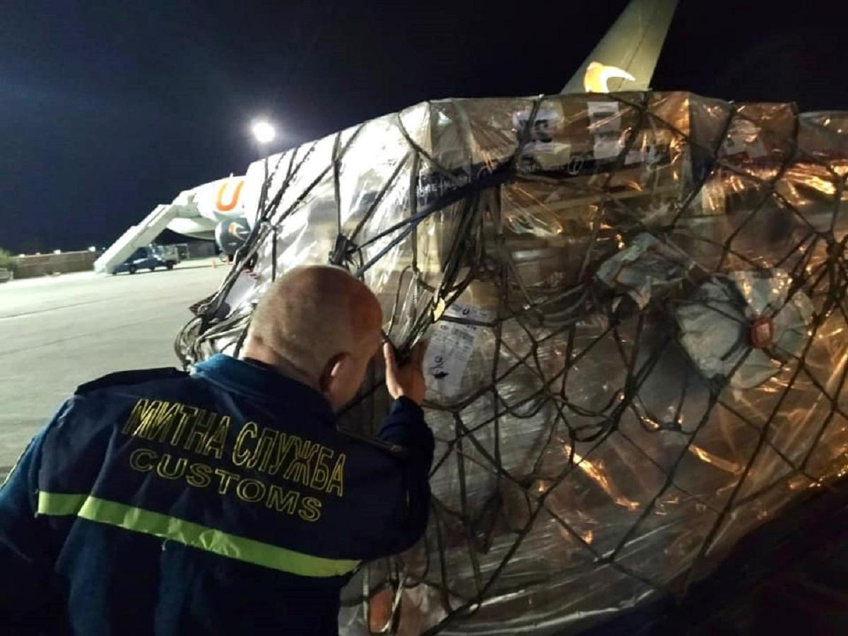 Таможенники уже начали оформление iPhone 13 в Украине / фото facebook.com/UkraineCustoms Таможенники уже начали оформление iPhone 13 в Украине / фото facebook.com/UkraineCustoms