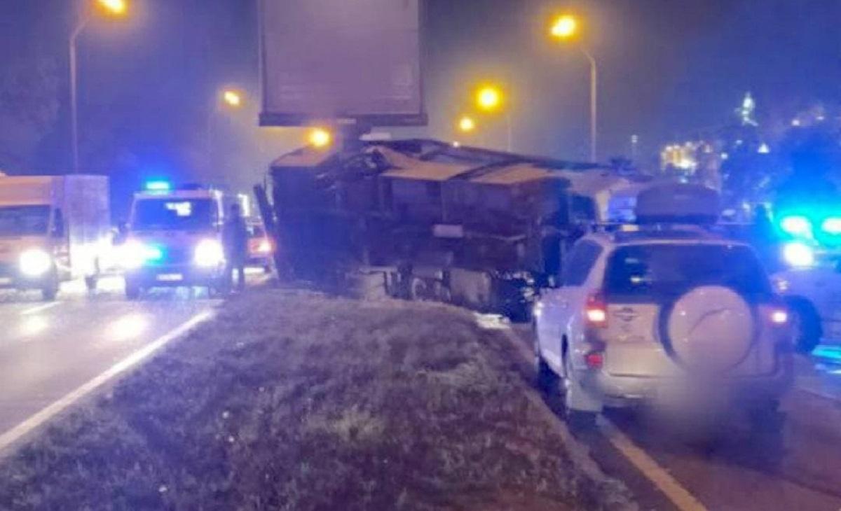 Від удару автобус з людьми відлетів убік, врізався у стовп і перекинувся / фото "Київ Оперативний" Від удару автобус з людьми відлетів убік, врізався у стовп і перекинувся / фото "Київ Оперативний"