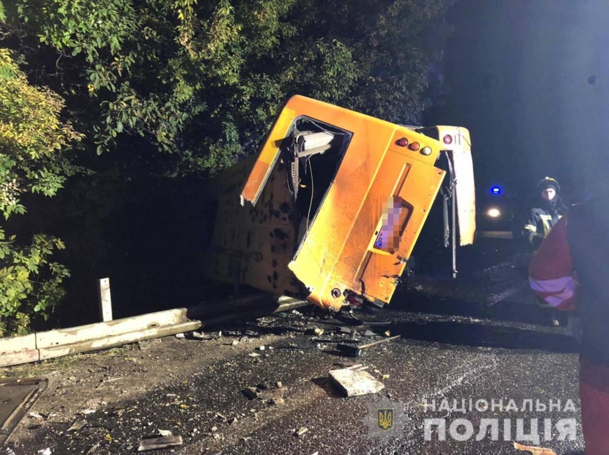 Аварія сталася на 455 км автодороги Київ-Одеса поблизу села Холодна Балка / фото Національної поліції Аварія сталася на 455 км автодороги Київ-Одеса поблизу села Холодна Балка / фото Національної поліції