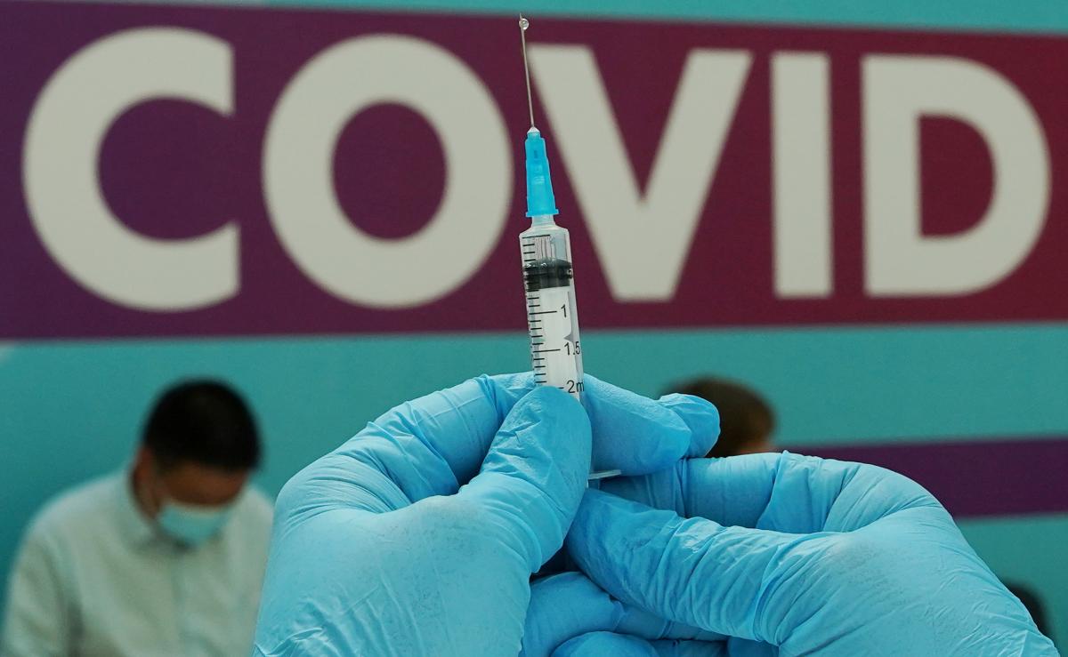 Такую COVID-вакцину люди вдыхают через рот \ фото REUTERS