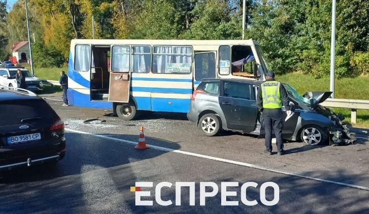 На трасі Київ-Чоп сталася велика ДТП з автобусом / фото Еспресо На трасі Київ-Чоп сталася велика ДТП з автобусом / фото Еспресо