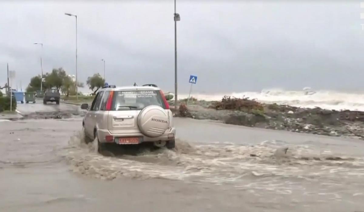 Дома в воде и улицы под слоем грязи: Грецию внезапно накрыл мощный шторм (видео) Дома в воде и улицы под слоем грязи: Грецию внезапно накрыл мощный шторм (видео)