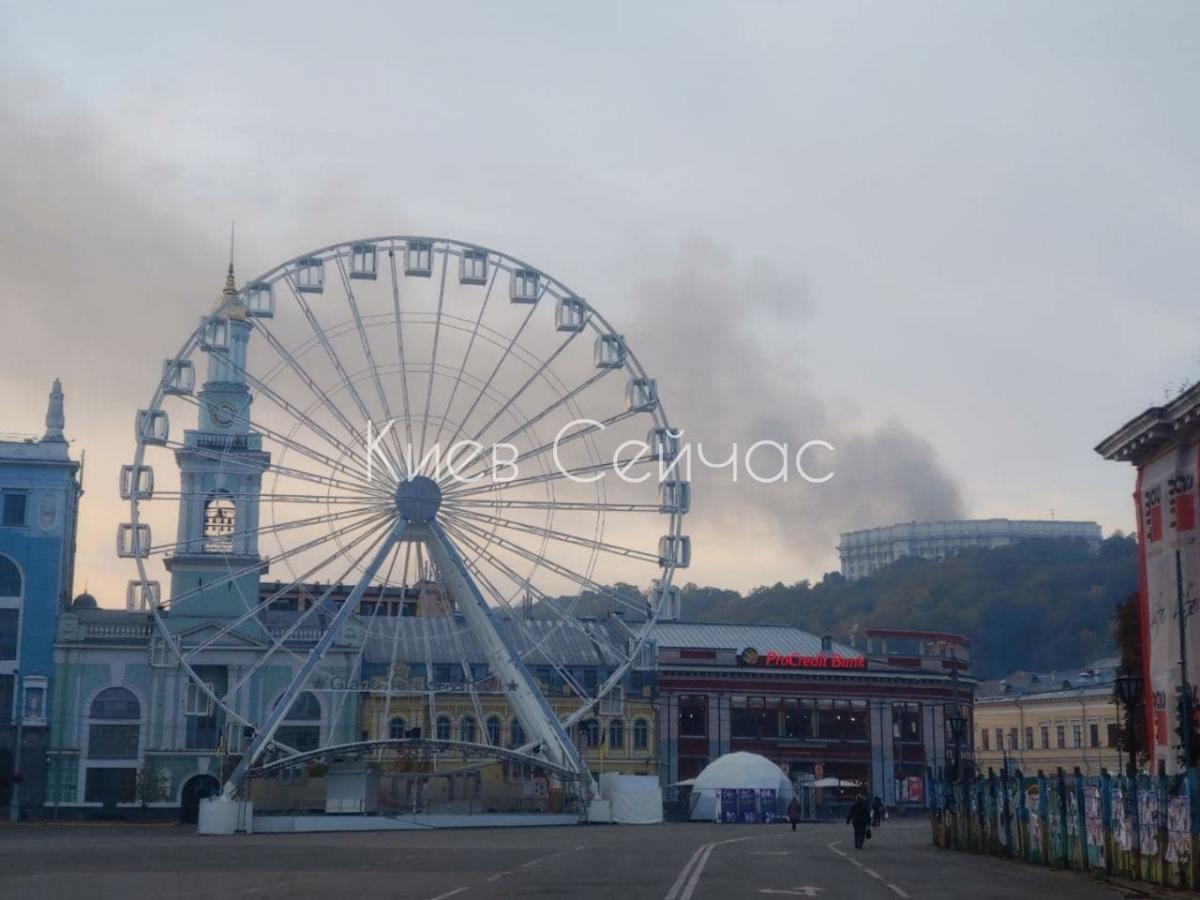Так виглядає пожежа з Подолу / фото: Киев сейчас Так виглядає пожежа з Подолу / фото: Киев сейчас