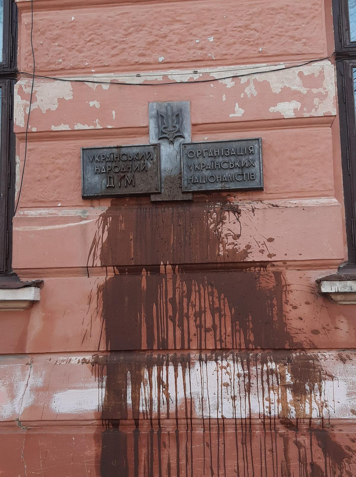 Невідомі облили нечистотами фасад приміщення на вулиці Якоба фон Петровича / фото УНІАН Невідомі облили нечистотами фасад приміщення на вулиці Якоба фон Петровича / фото УНІАН