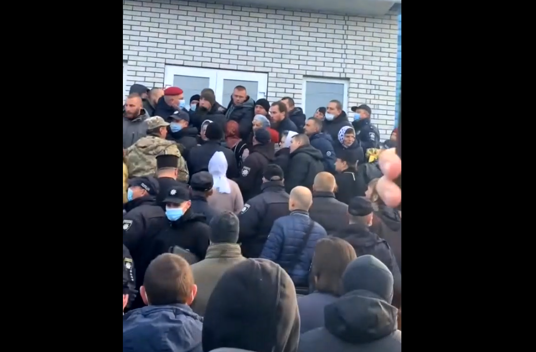 У селі під Вінницею побилися віряни / скріншот У селі під Вінницею побилися віряни / скріншот