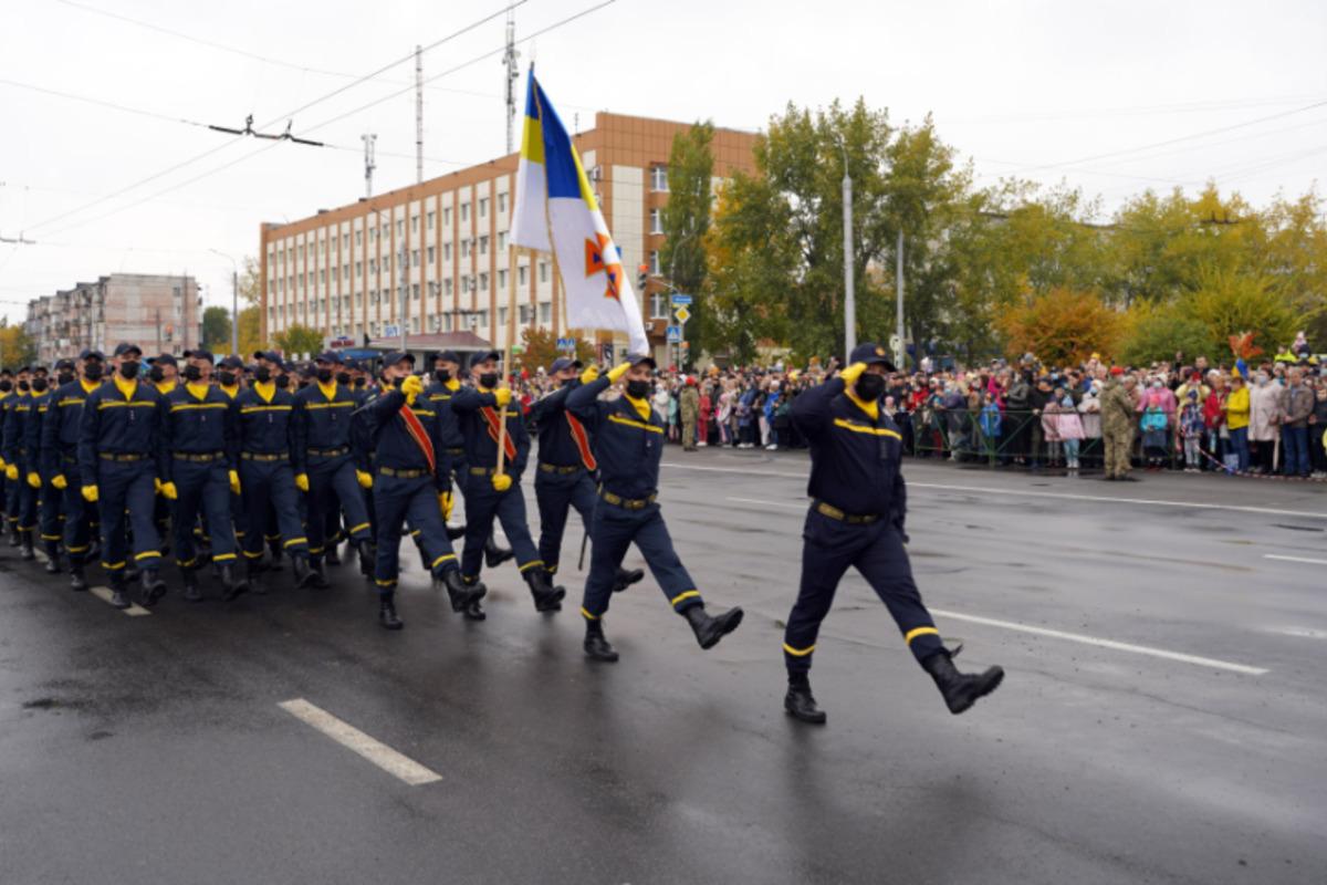 У Сєвєродонецьку вперше за роки Незалежності відбувся військовий парад / фото dsns.gov.ua У Сєвєродонецьку вперше за роки Незалежності відбувся військовий парад / фото dsns.gov.ua