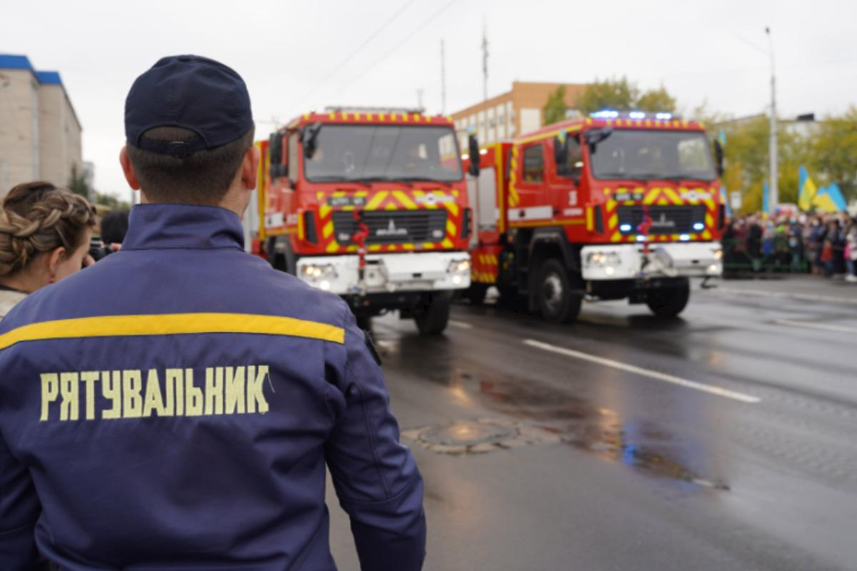 У Сєвєродонецьку вперше за роки незалежності України відбувся військовий парад / фото dsns.gov.ua У Сєвєродонецьку вперше за роки незалежності України відбувся військовий парад / фото dsns.gov.ua