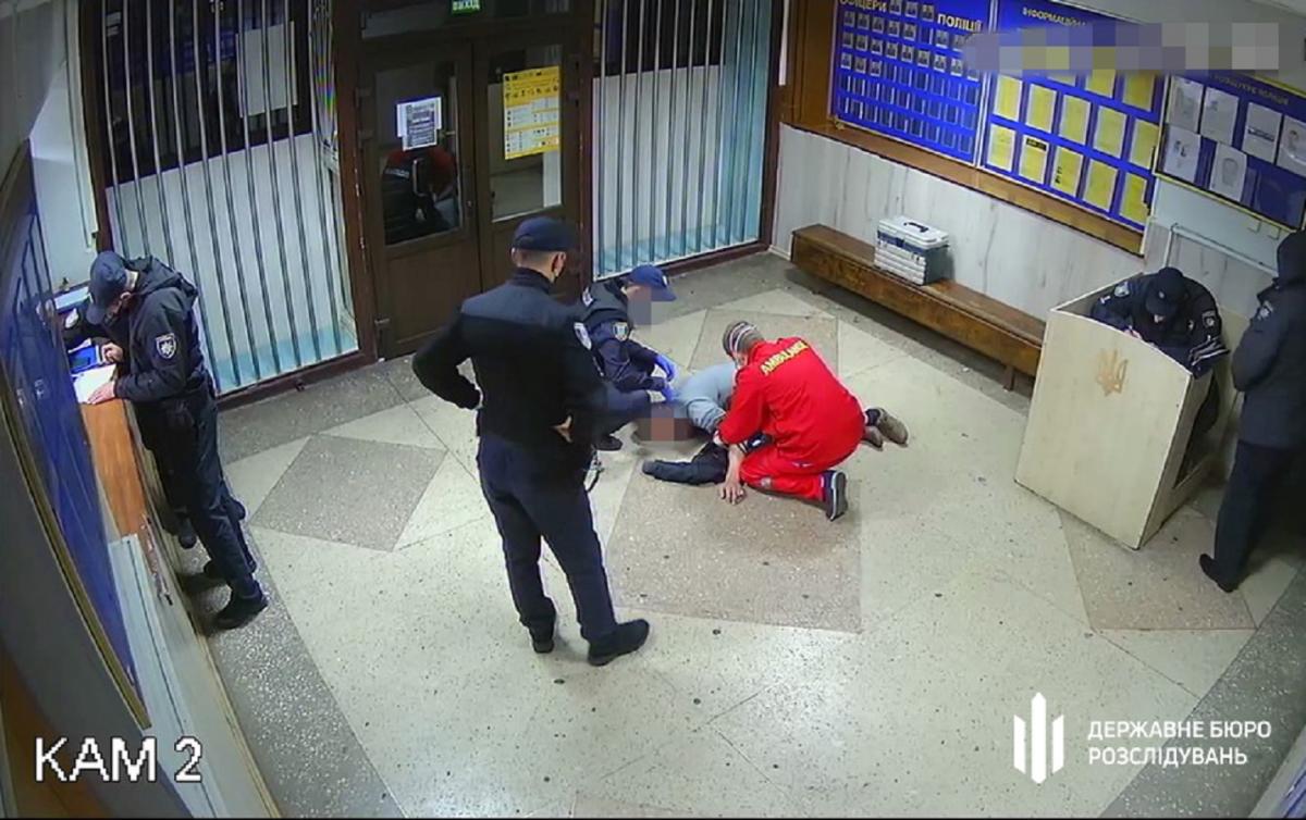 Громадянин був доставлений до відділку поліції для з’ясування деталей ймовірного вчинення ним дрібного хуліганства / ДБР Громадянин був доставлений до відділку поліції для з’ясування деталей ймовірного вчинення ним дрібного хуліганства / ДБР
