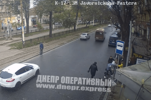 У Дніпрі жінки-роми "атакували" дівчину, дізналися журналісти / фото dnepr.express У Дніпрі жінки-роми "атакували" дівчину, дізналися журналісти / фото dnepr.express