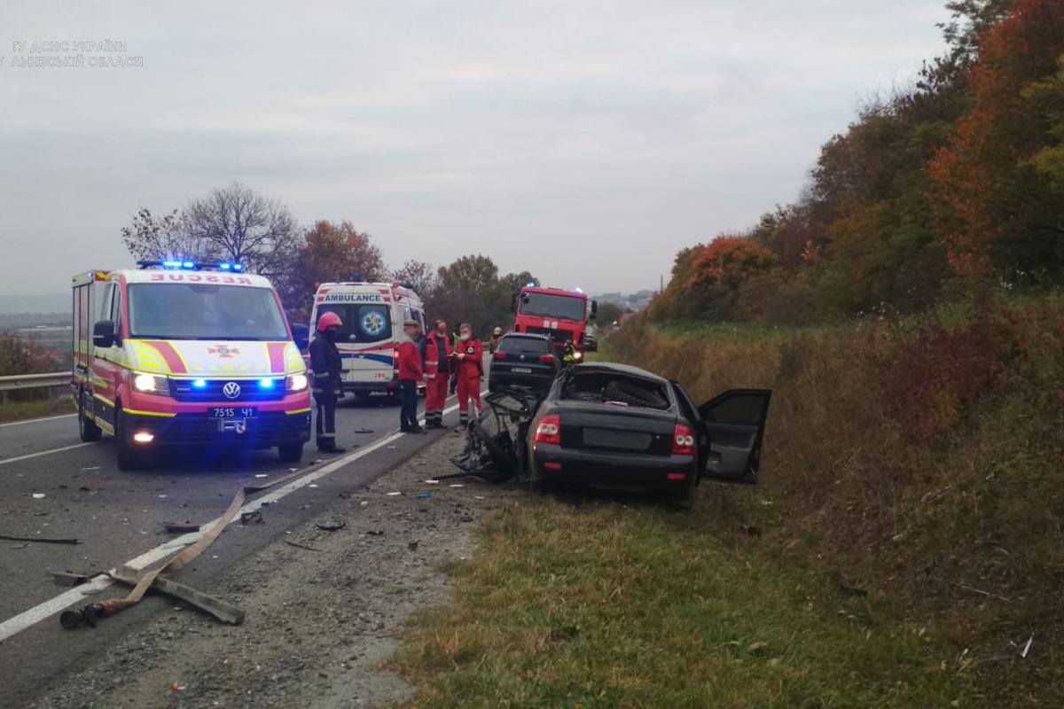 У Львівській області внаслідок ДТП загинули дві особи / фото dsns.gov.ua У Львівській області внаслідок ДТП загинули дві особи / фото dsns.gov.ua