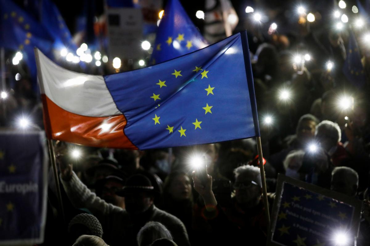 Тисячі поляків із прапорами ЄС виходять на вулиці / фото REUTERS