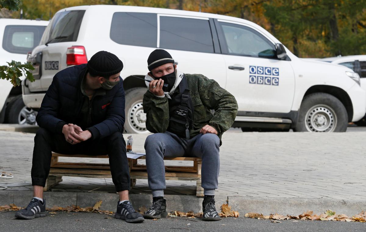 OSCE observers do not feel the threat from the "protesters" / photo REUTERS