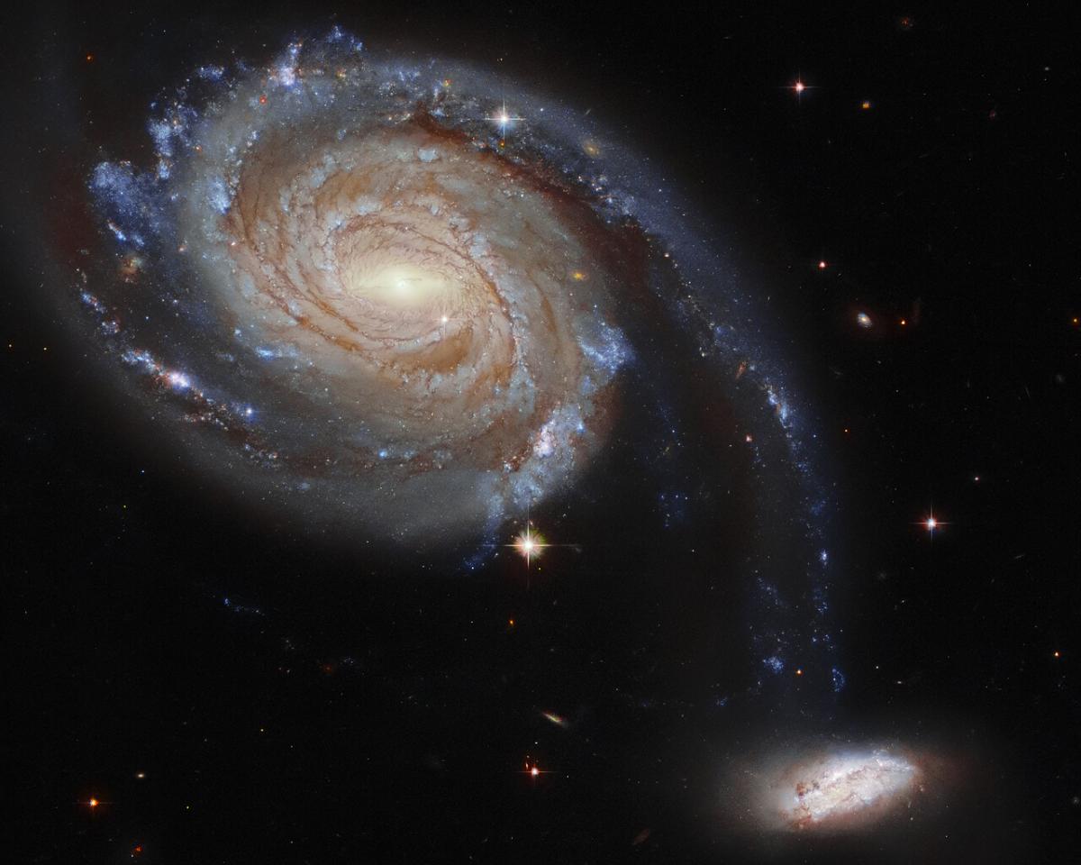 Большая спиральная галактика NGC 7753 доминирует на снимке / фото ESA/Hubble and NASA, Dark Energy Survey, J. Dalcanton Большая спиральная галактика NGC 7753 доминирует на снимке / фото ESA/Hubble and NASA, Dark Energy Survey, J. Dalcanton