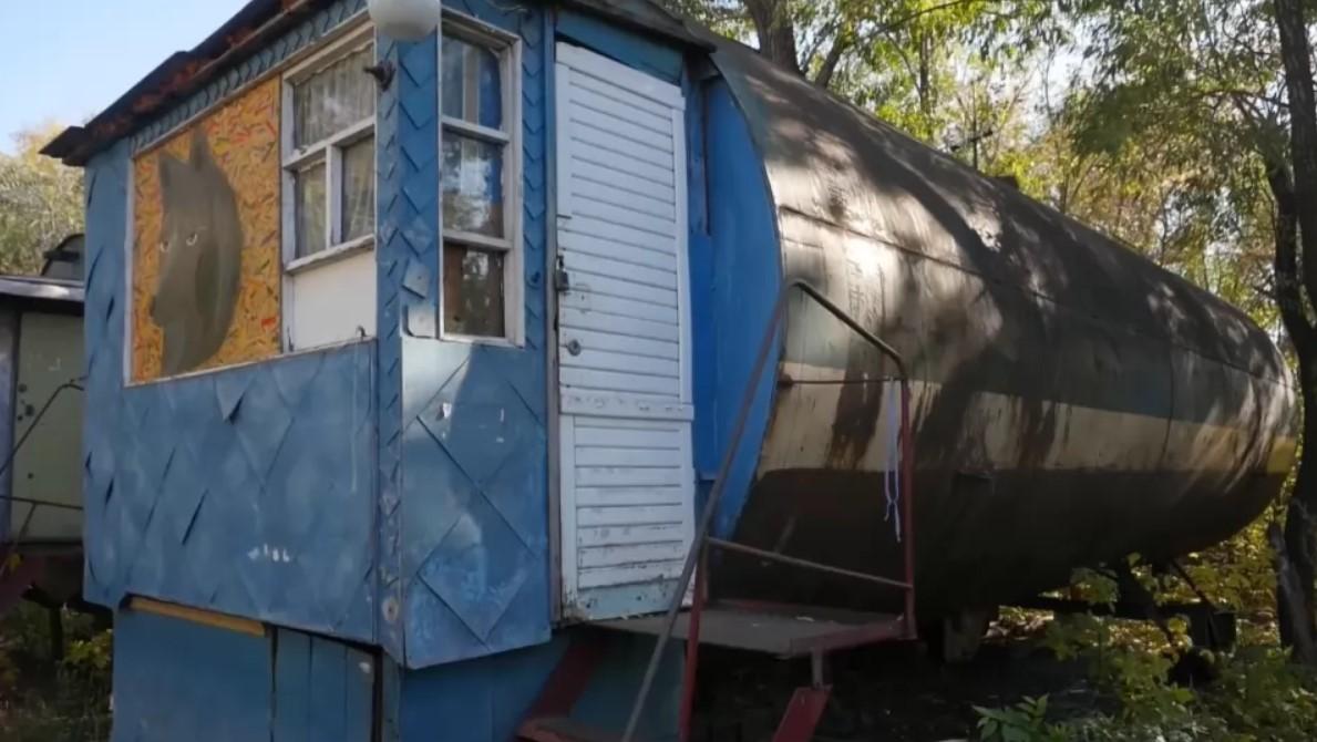 Жінка погодилася переїхати в муніципальне житло / скріншот з відео Омськ Live Жінка погодилася переїхати в муніципальне житло / скріншот з відео Омськ Live
