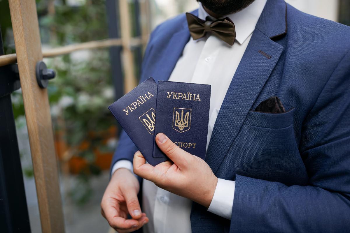 У ДП “Документ” заявили, що видадуть паспорти чоловікам за кордоном, але є нюанс