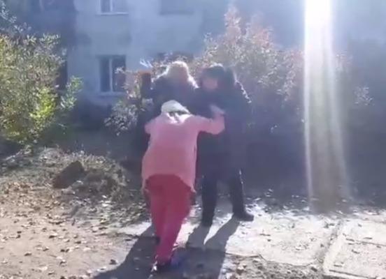 На Одесчине прохожие избили женщину, которая на машине сбила беременную собаку / Скриншот На Одесчине прохожие избили женщину, которая на машине сбила беременную собаку / Скриншот