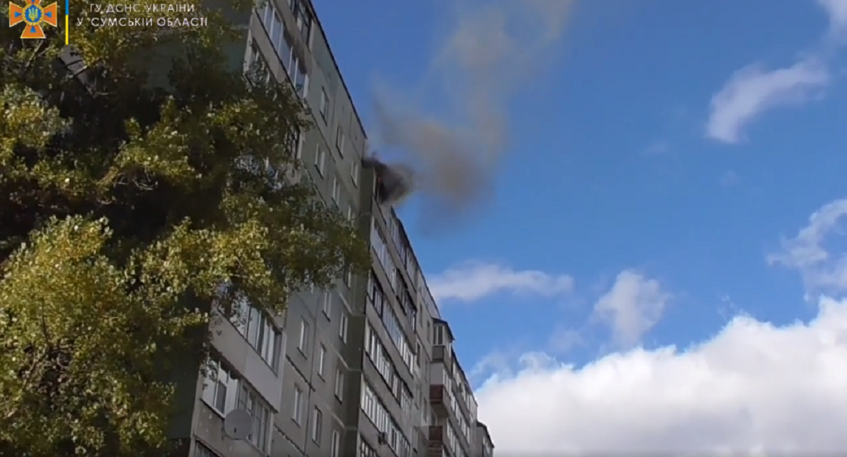 Пожежа сталася на балконі на 10 поверсі / скріншот ДСНС Пожежа сталася на балконі на 10 поверсі / скріншот ДСНС