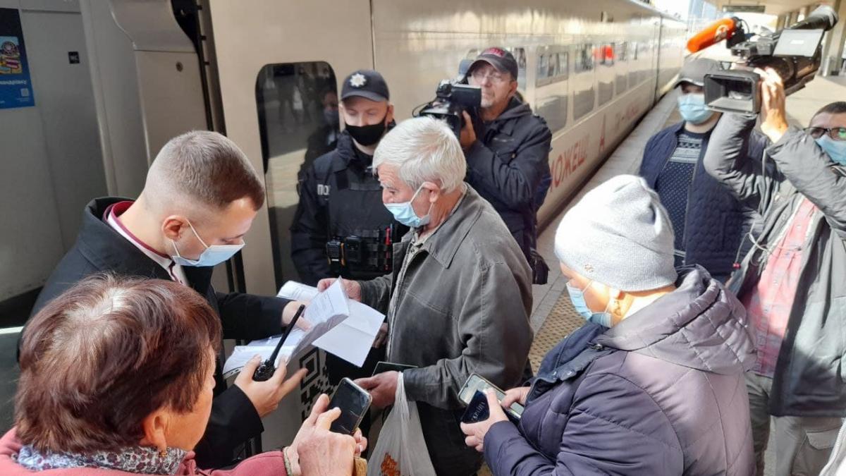 Пассажиры предъявляют проводникам, кроме билетов, также приложение "Дия" / фото УНИАН, Дмитрий Хилюк Пассажиры предъявляют проводникам, кроме билетов, также приложение "Дия" / фото УНИАН, Дмитрий Хилюк