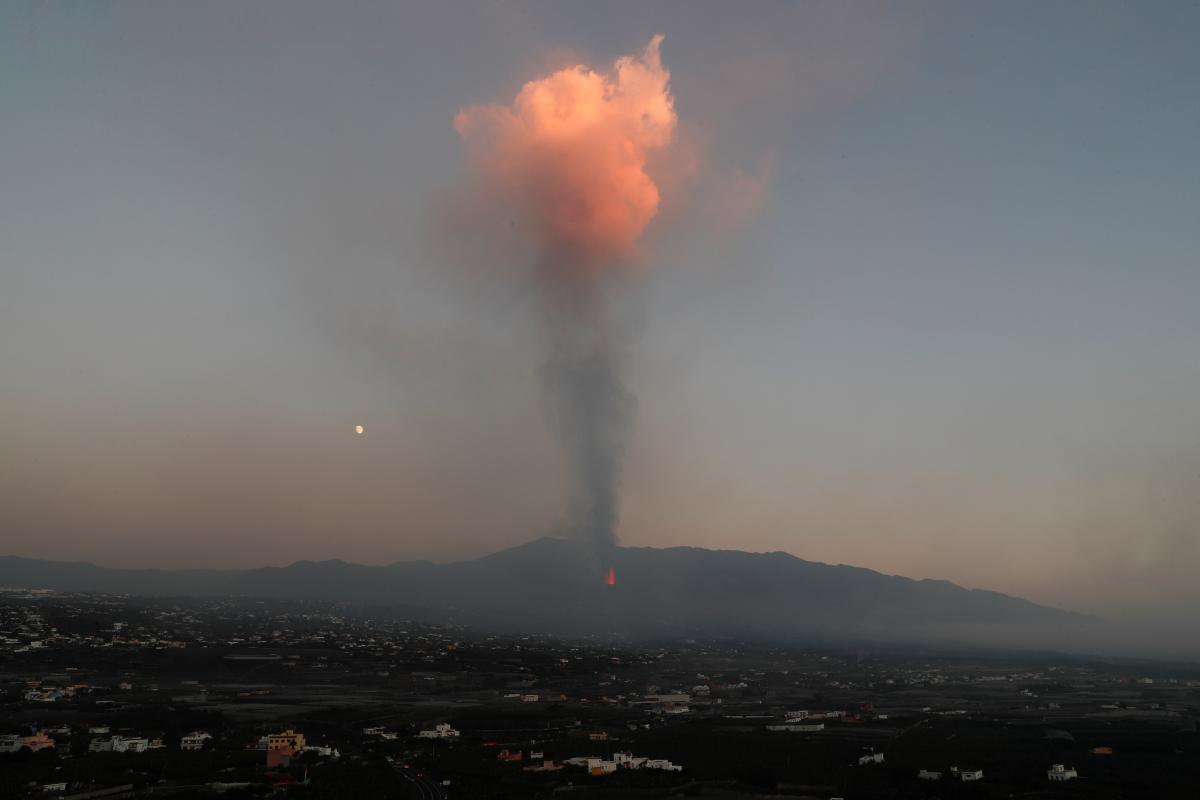 На Канарах извергается вулкан Кумбре-Вьеха / фото REUTERS На Канарах извергается вулкан Кумбре-Вьеха / фото REUTERS