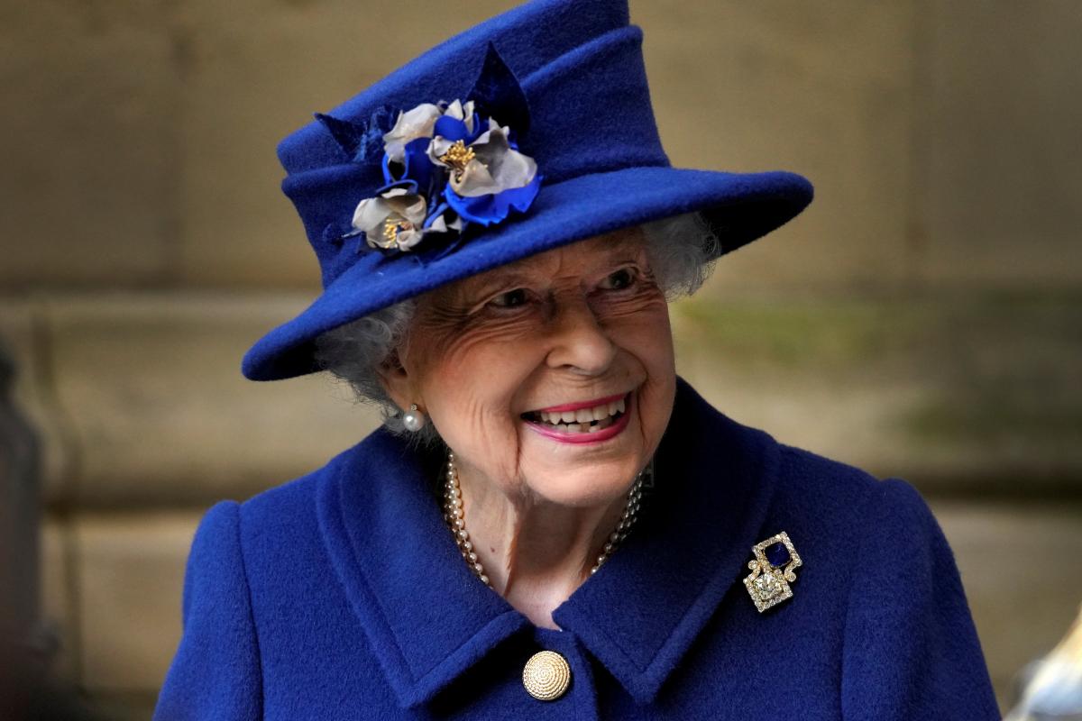 Для портрета Єлизавета II позувала в сукні ніжно-блакитного кольору / фото REUTERS