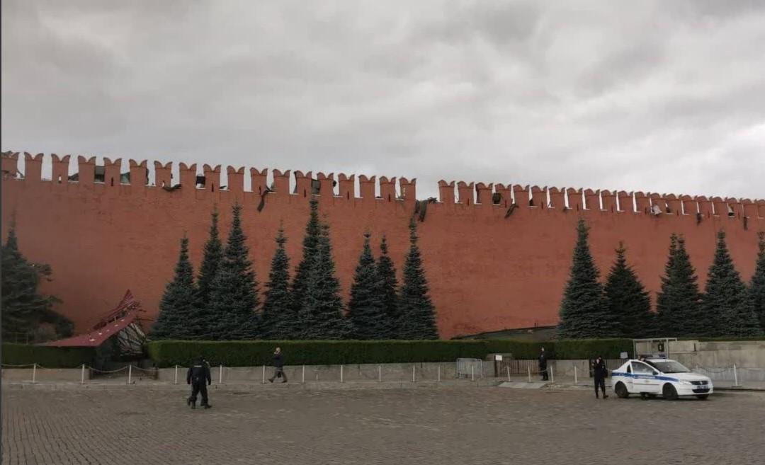 У Москві ураганний вітер зніс будівельні ліси зі стіни Кремля / фото Telegram-канал Mash У Москві ураганний вітер зніс будівельні ліси зі стіни Кремля / фото Telegram-канал Mash