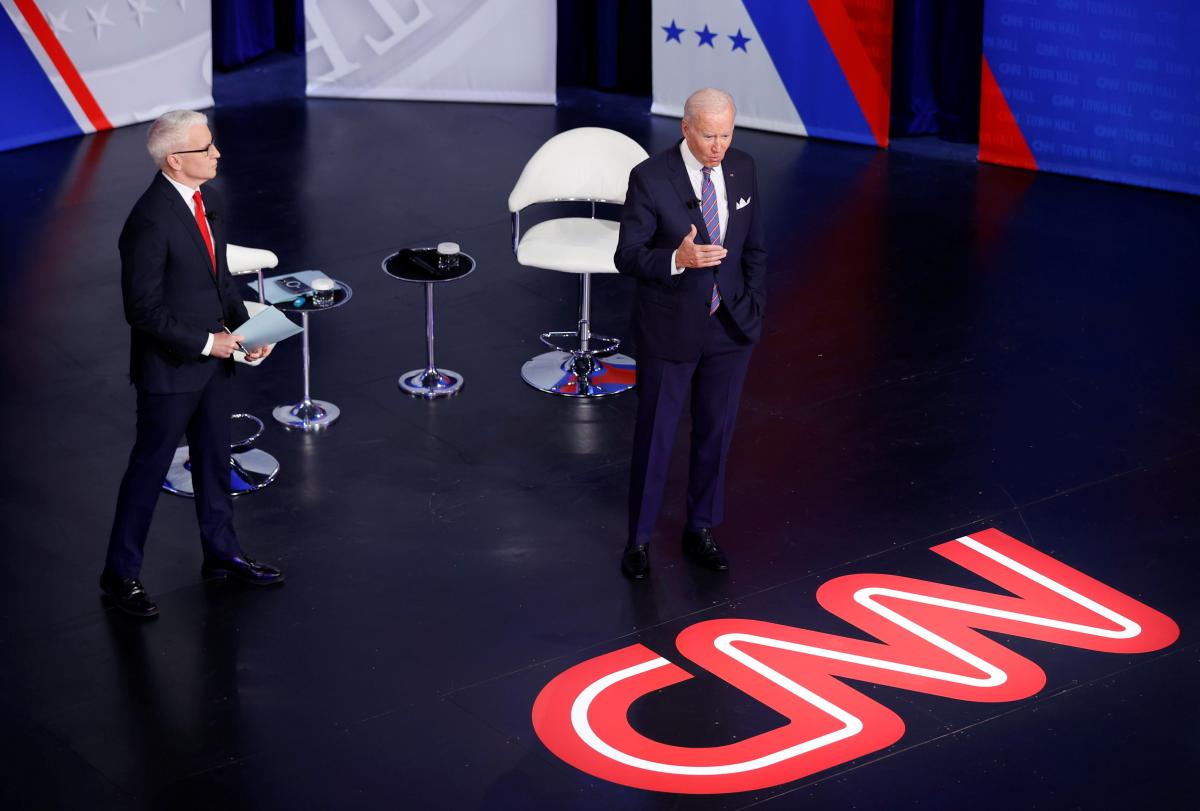 Ведущий CNN Андерсон Купер и президент США Джо Байден / фото REUTERS