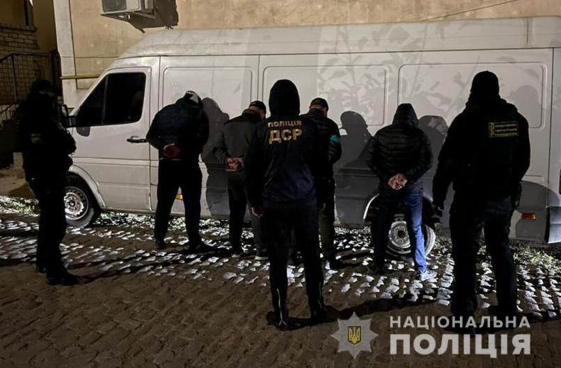 Під час огляду автомобіля, на якому пересувалися чоловіки, правоохоронці виявили та вилучили викрадену побутову техніку та знаряддя злочину / od.npu.gov.ua Під час огляду автомобіля, на якому пересувалися чоловіки, правоохоронці виявили та вилучили викрадену побутову техніку та знаряддя злочину / od.npu.gov.ua