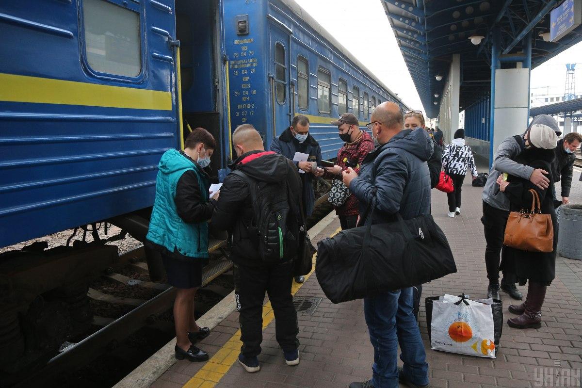 З початку дії нових правил перевезень через відсутність «ковідних документів» у потяги не пустили 340 пасажирів / фото УНІАН